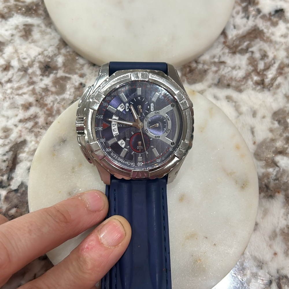 Guess watch men’s there is little scratches on the back good condition